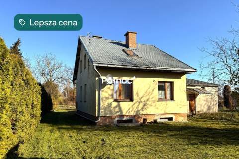 Dom przy spokojnej ulicy, nad rzeką.