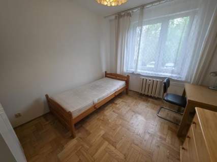 Parter w niskim bloku a wokół zieleń. Szlaban.