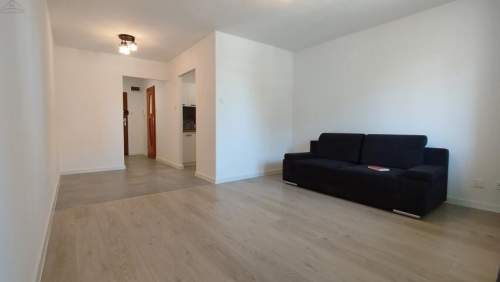 Komfortowa kawalerka z oddzielną kuchnią i balkonem