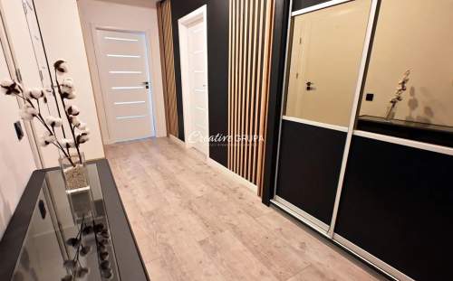 Apartament w sercu miasta z pełną infrastrukturą.
