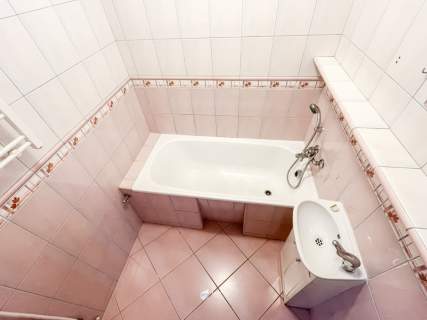 2-pokojowe mieszkanie z dużym balkonem.