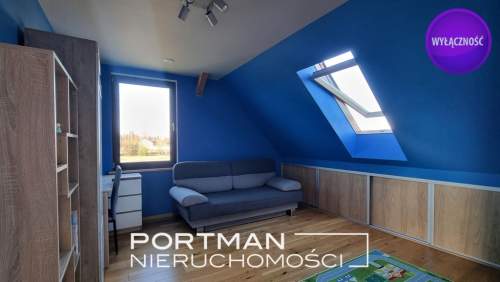 Atrakcyjny dom na dużej i kształtnej działce.