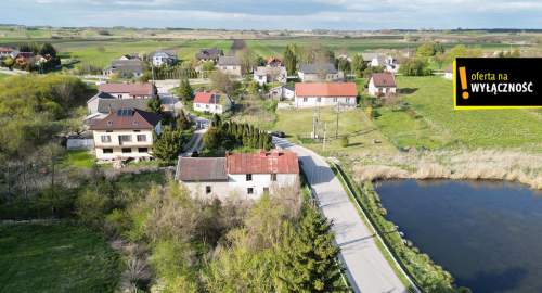 Dom przy starym młynie z widokiem na staw