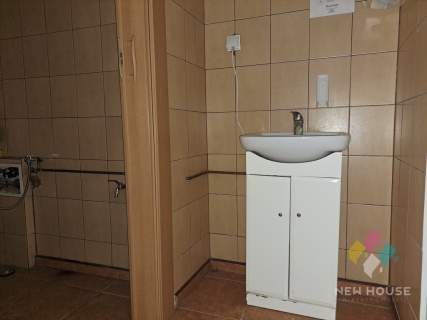 Lokal użytkowy w centrum - parter, witryna