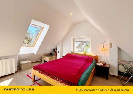 Dom w lesie blisko jeziora w Parku Krajobrazowym
