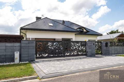 Wyjątkowy Dom z Basenem i Stawem w okolicy Częstochowy