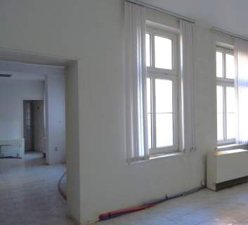 70m2 - PIERWSZE PIĘTRO - Ładna kamienica 