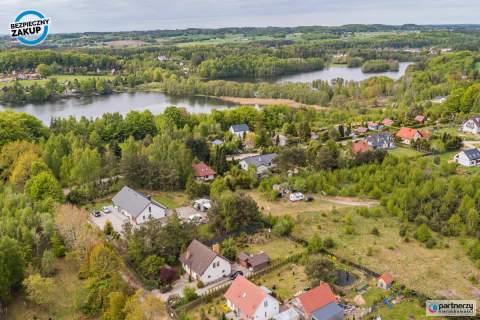 Dom w sąsiedztwie lasu i jeziora.