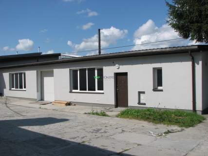 Hala magazynowa na ogrodzonej posesji, parking