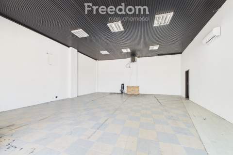 Hala produkcyjno-magazynowa przy centrum handlowym