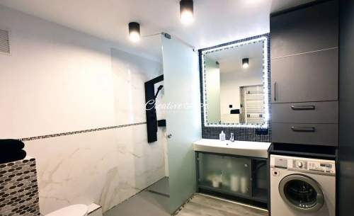 Apartament w sercu miasta z pełną infrastrukturą.