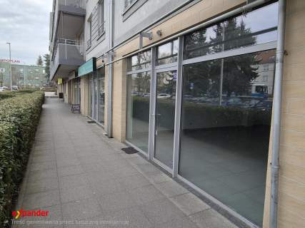 Lokal przy linii tramwajowej z dużą witryną