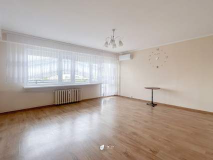2-pokojowe mieszkanie z dużym balkonem.