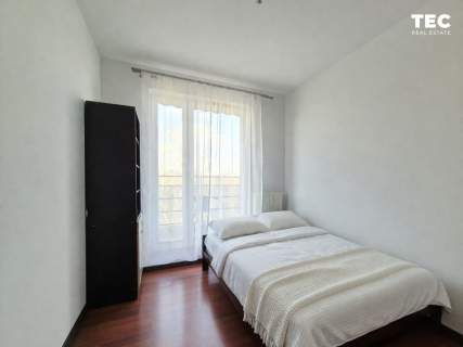 Duży balkon, zieleń za oknem, dostępne, wyposażone