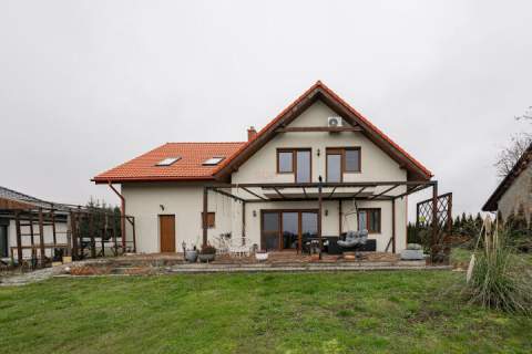 Dom z zew. basenem w okolicy Żarowa na działka 1899 m2
