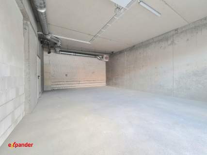 Lokal na Starym Mieście w apartamentowcu nad rzeką