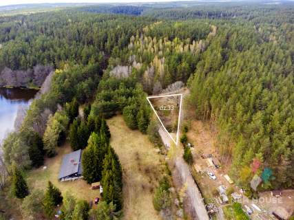 Działka budowlana przy lesie nad jeziorem Łajskim