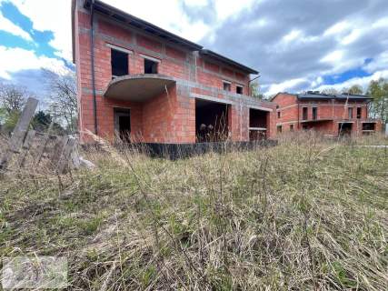 Nowe bliźniaki z garażem i poddaszem st. surowy