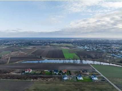 Sprzedam działkę 10000m2 z budynkiem 2000m2