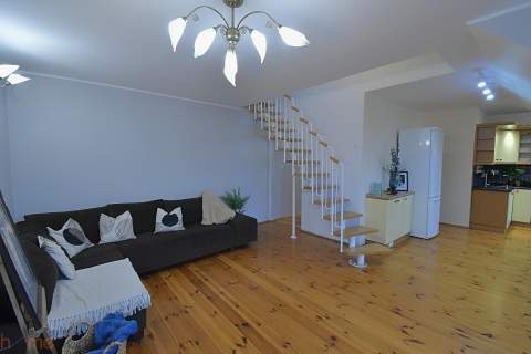 Dwupoziomowy Apartament w Zielonej Okolicy 