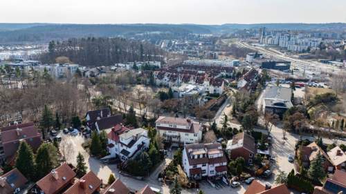 2-poziomowe mieszkanie z ogrodem i kominkiem hala