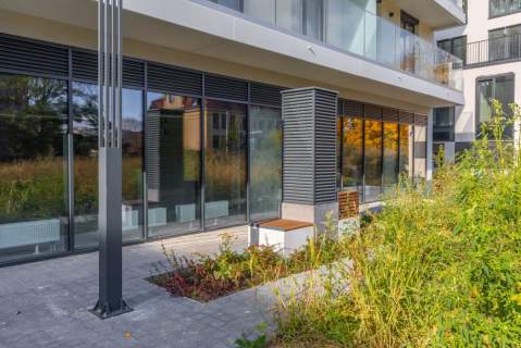 Narożny lokal o pow. 80 m2 z witrynami 25 euro/m2