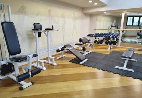 Apartament w sercu miasta z pełną infrastrukturą.
