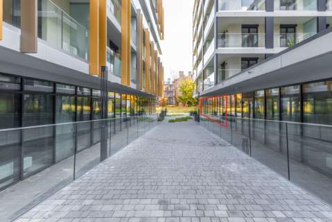 Narożny lokal o pow. 80 m2 z witrynami 25 euro/m2
