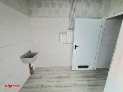 Lokal na Starym Mieście w apartamentowcu nad rzeką
