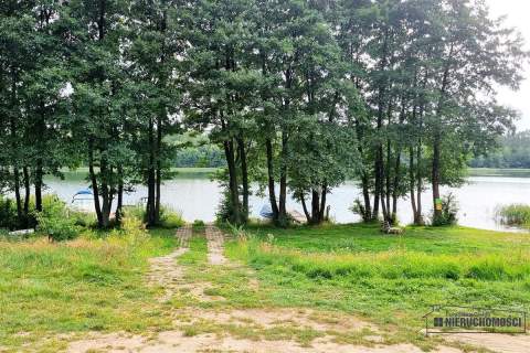 Działka nad jeziorem. Prąd, wodociąg, plaża.