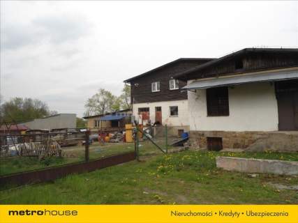 Budynek mieszkalno-usługowy przy głównej drodze.