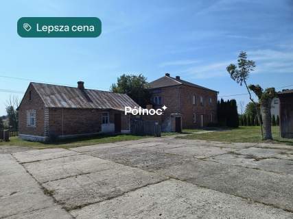 Budynki gospodarcze i dom w Mołożowie