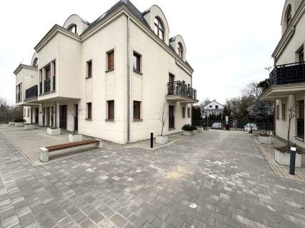 Brochów - 3 pokoje, miejsce postojowe - komórka