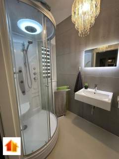 Piętrowy apartament z garażem w centrum
