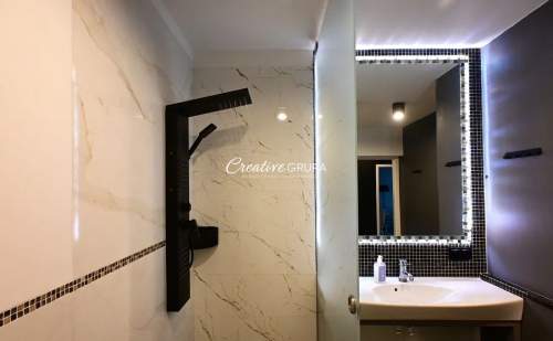 Apartament w sercu miasta z pełną infrastrukturą.