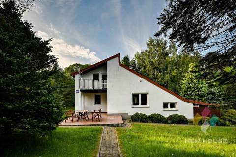 Bartołty Wielkie, dom przy ścianie lasu, jezioro
