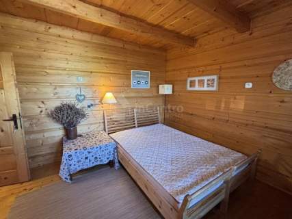 Góralski drewniany dom z widokiem na Tatry