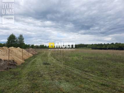 Działka budowlana w sąsiedztwie łąk i lasu.