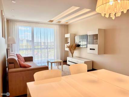 Dwa pokoje z pięknym widokiem w apartamentowcu
