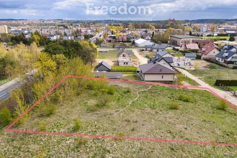 Atrakcyjna działka budowlana 1599 m z usługami