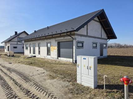 JANISZPOL PARTEROWY DOM Z LANYM STROPEM 