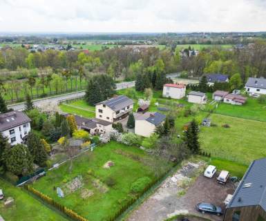 Ogrodzona, obsadzona, gotowa pod budowę 