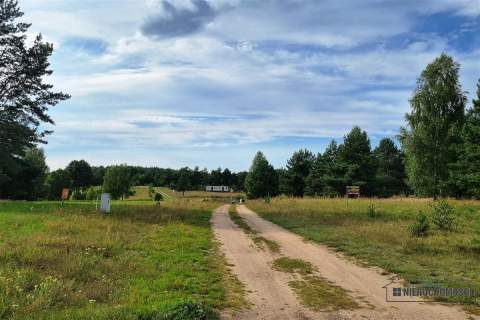 Działka nad jeziorem. Prąd, wodociąg, plaża.