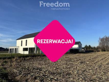 Nowoczesny dom z garażem i ogrodem.