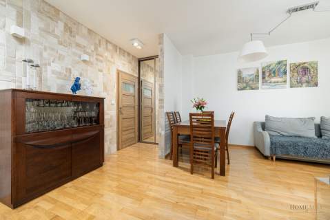 2 pok. na Skoroszach -duży balkon -południe -garaż
