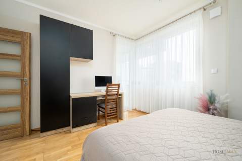 2 pok. na Skoroszach -duży balkon -południe -garaż