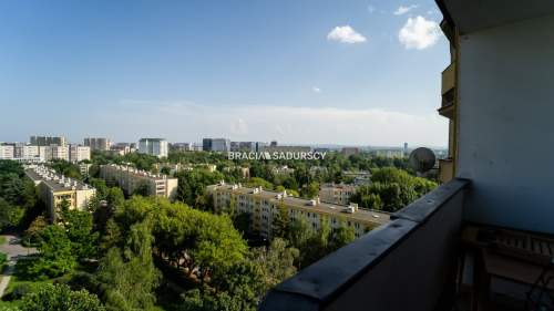 3 pok z widokiem na panoramę miasta.