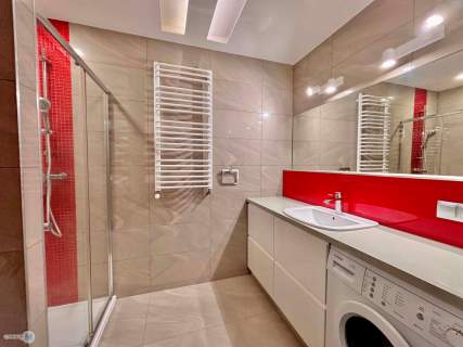 Dwa pokoje z pięknym widokiem w apartamentowcu