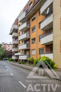 Do zamieszkania od zaraz. Duży balkon, m-ce parkingowe, piwnica.