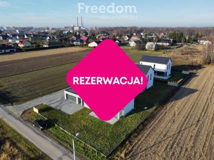 Nowoczesny dom z garażem i ogrodem.
